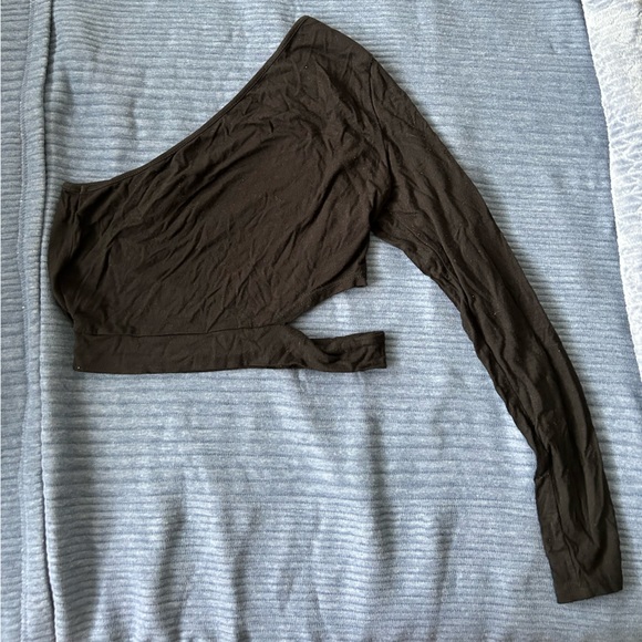 One Shoulder Long Sleeve Crop Top - Picture 2 of 3